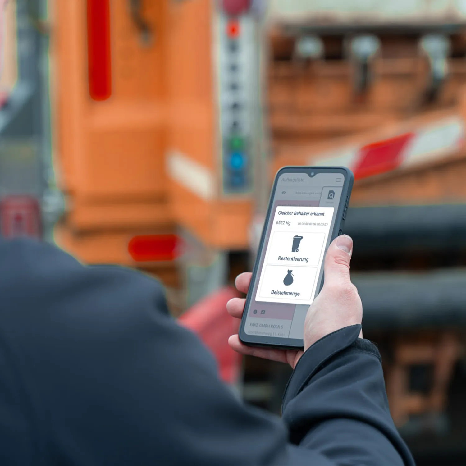 Mann hält TraceMate in der Hand, auf dem Bildschirm sieht man das blueworld Interface.