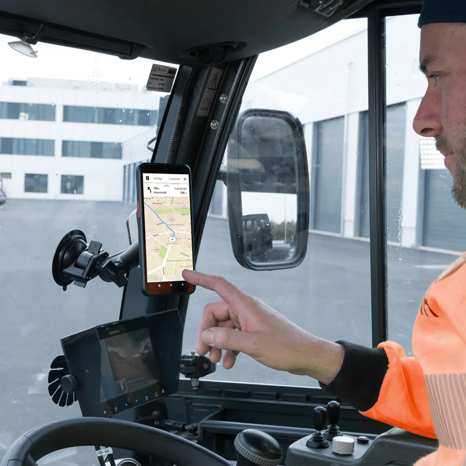 Mann bedient Navigationssystem auf dem TraceMate in einem Entsorgungsfahrzeug.